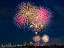 Des feux d'artifice sont vus sur la ligne d'horizon de Calgary le 1er juillet 2021. Melissa Mbarki affirme que la décision de Calgary d'annuler les feux d'artifice de la fête du Canada cette année au nom de la réconciliation avec les peuples autochtones ne sert qu'à diviser les Canadiens.