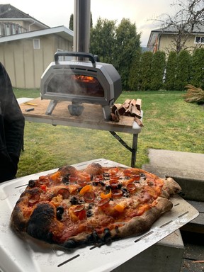 Voilà - pizza maison parfaitement cuite.