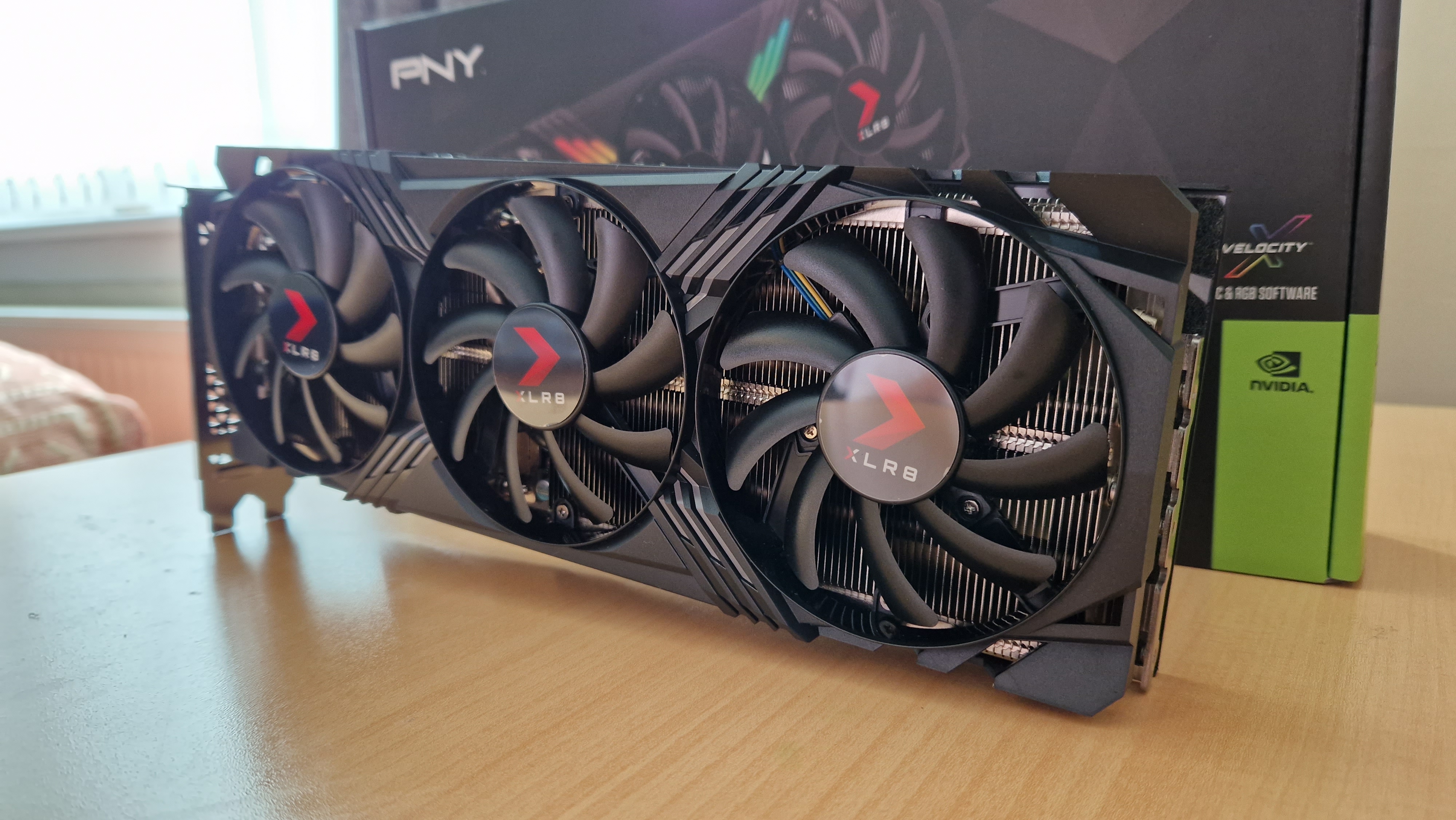 Les triples ventilateurs de la PNY GeForce RTX 4070 de près