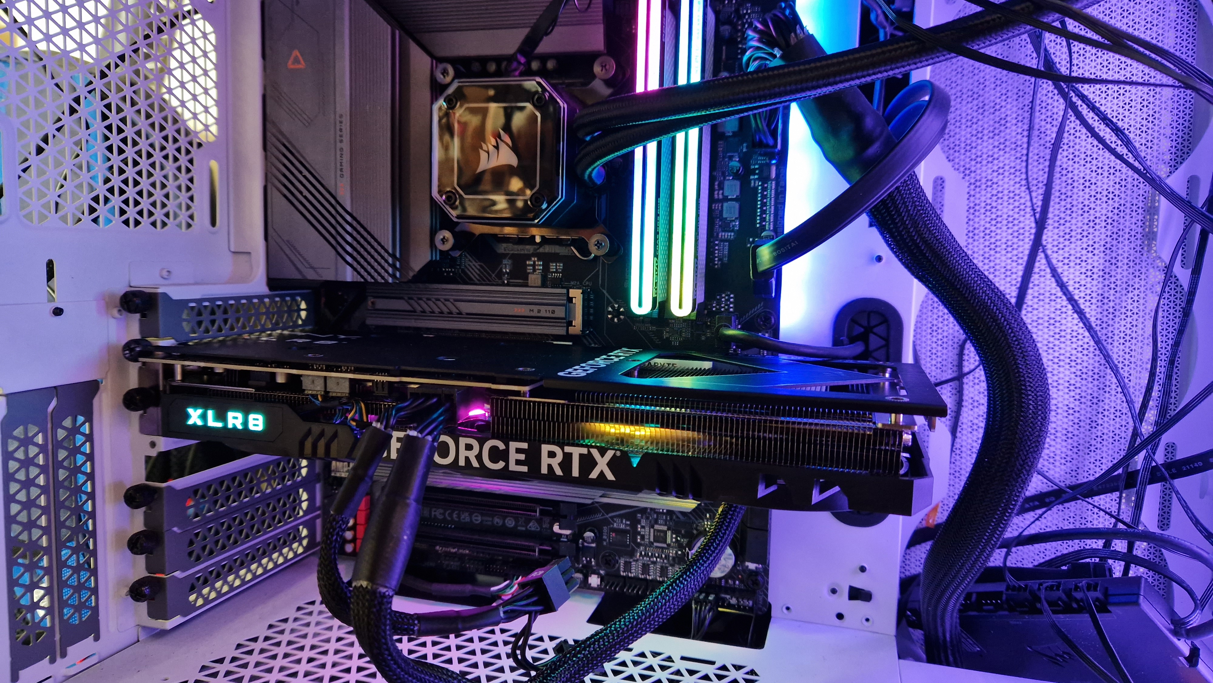 PNY GeForce RTX 4070 à l'intérieur du PC de test GamesRadar