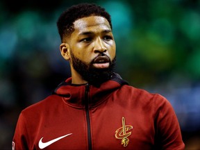 Tristan Thompson des Cleveland Cavaliers se réchauffe avant le premier match de la finale de la Conférence de l'Est contre les Celtics de Boston Tristan Thompson des Playoffs NBA 2018 au TD Garden le 13 mai 2018 à Boston, Massachusetts.