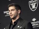 DOSSIER – Le quart-arrière des Raiders de Las Vegas, Jimmy Garoppolo, répond aux questions lors d'une conférence de presse sur le football de la NFL, le vendredi 17 mars 2023, à Henderson, Nevada. Le nouveau quart-arrière des Raiders ne participe pas aux activités d'équipe organisées en raison d'une blessure persistante au pied.  L'entraîneur Josh McDaniels a déclaré le jeudi 25 mai 2023 que Garoppolo pourrait être retenu jusqu'en juillet, lorsque le camp d'entraînement commencera.