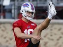 Le parieur des Buffalo Bills Matt Araiza s'échauffe pendant l'entraînement au camp d'entraînement de l'équipe de football de la NFL en 2022.