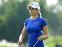 Paige Spiranac des États-Unis en action lors du pro-am en avant-première de l'Omega Dubai Ladies Masters 2015 sur le parcours Majlis de l'Emirates Golf Club le 8 décembre 2015 à Dubaï, aux Émirats arabes unis.  