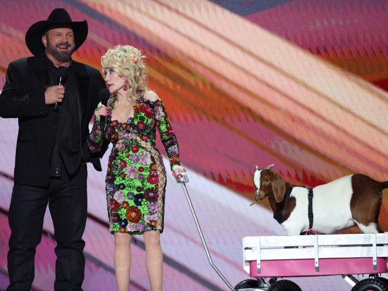 Dolly Parton plaisante sur un trio avec Garth Brooks aux ACM Awards