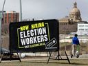 L'Assemblée législative de l'Alberta est visible derrière un panneau dans la vallée fluviale d'Edmonton annonçant l'embauche de travailleurs électoraux avant le vote provincial du 29 mai.  Rex Murphy se demande pourquoi il n'y a pas eu plus de discussions sur le gouvernement Trudeau 