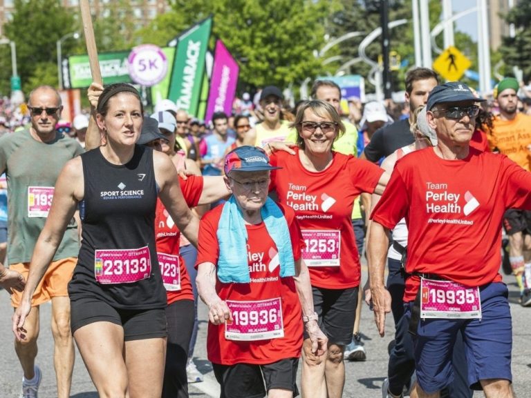 Rejeanne Fairhead, 96 ans, « inspire une ville » avec un record du monde