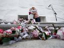 Des fleurs et des bougies à la mémoire des victimes d'une surdose d'empoisonnement à la drogue sont visibles sur les marches de l'Assemblée législative de l'Alberta à Edmonton, en février 2022. 