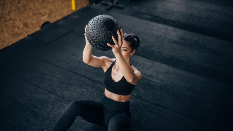 J’ai fait des sit-ups pondérés tous les jours pendant une semaine – voici ce qui s’est passé