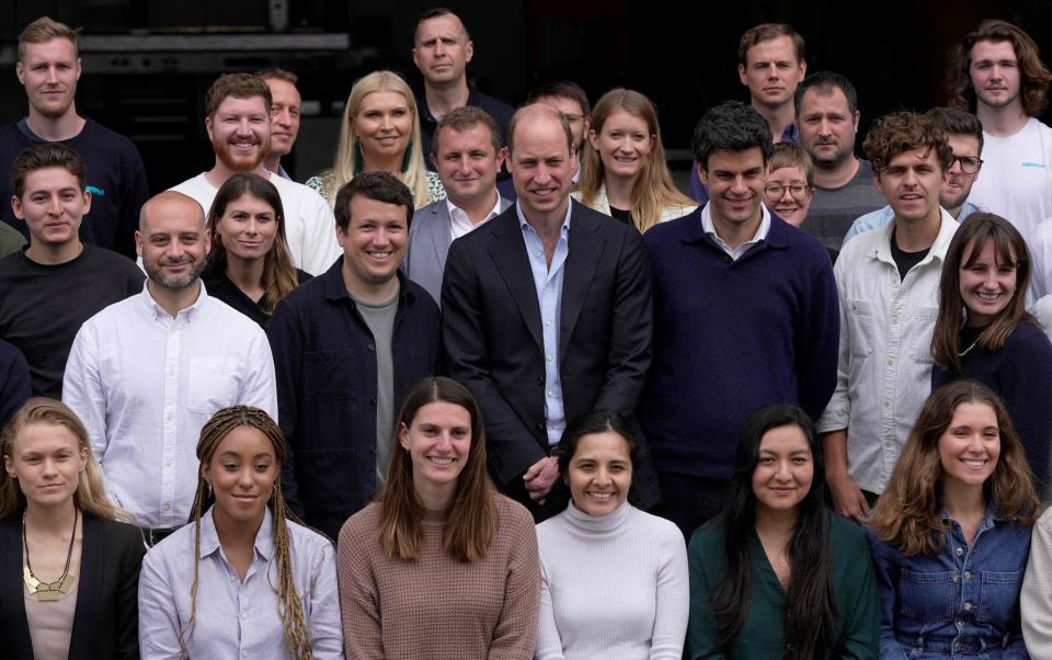 Le prince William, prince de Galles avec des membres du personnel lors de sa visite après avoir visité le lauréat du prix Earthshot en novembre dernier - KIN CHEUNG