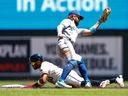 Willi Castro des Twins vole la deuxième base contre Bo Bichette des Blue Jays lors de la première manche au Target Field de Minneapolis, le samedi 27 mai 2023.