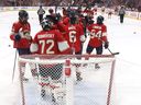 Sergei Bobrovsky et les Panthers de la Floride célèbrent après avoir vaincu les Hurricanes de la Caroline.