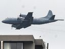 Une photo d'archive de 2019 d'un avion CP-140 Aurora faisant un survol au-dessus du parc Stanley à Vancouver.