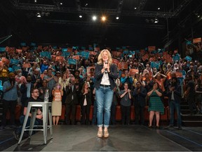 La chef du NPD de l'Alberta, Rachel Notley, prend la parole lors d'un rassemblement au Grand, au centre-ville de Calgary, le samedi 27 mai 2023.