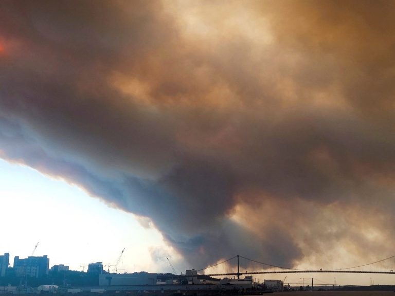 Un incendie de forêt à Halifax entraîne des ordres d’évacuation pour des milliers de maisons