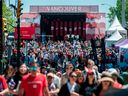 Les gens participent aux festivités de la fête du Canada au centre-ville de Vancouver le 1er juillet 2022.