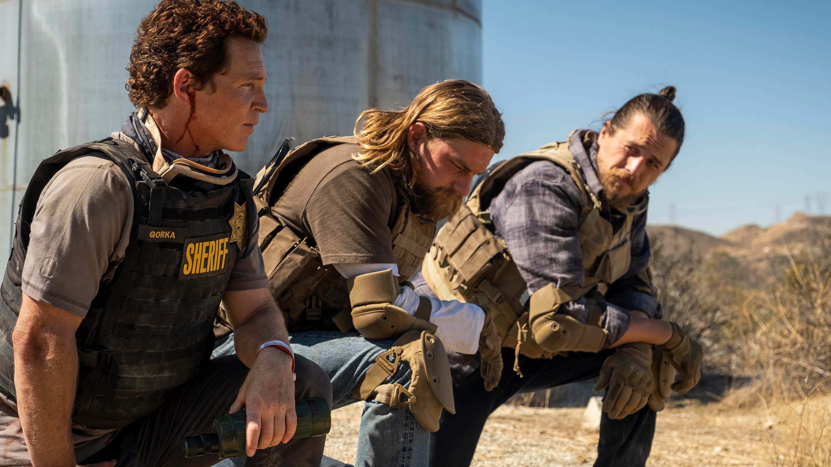 (De gauche à droite) Shawn Hatosy comme pape, Ben Robson comme Craig et Jake Weary comme Deron, à genoux, dans une image d'Animal Kingdom