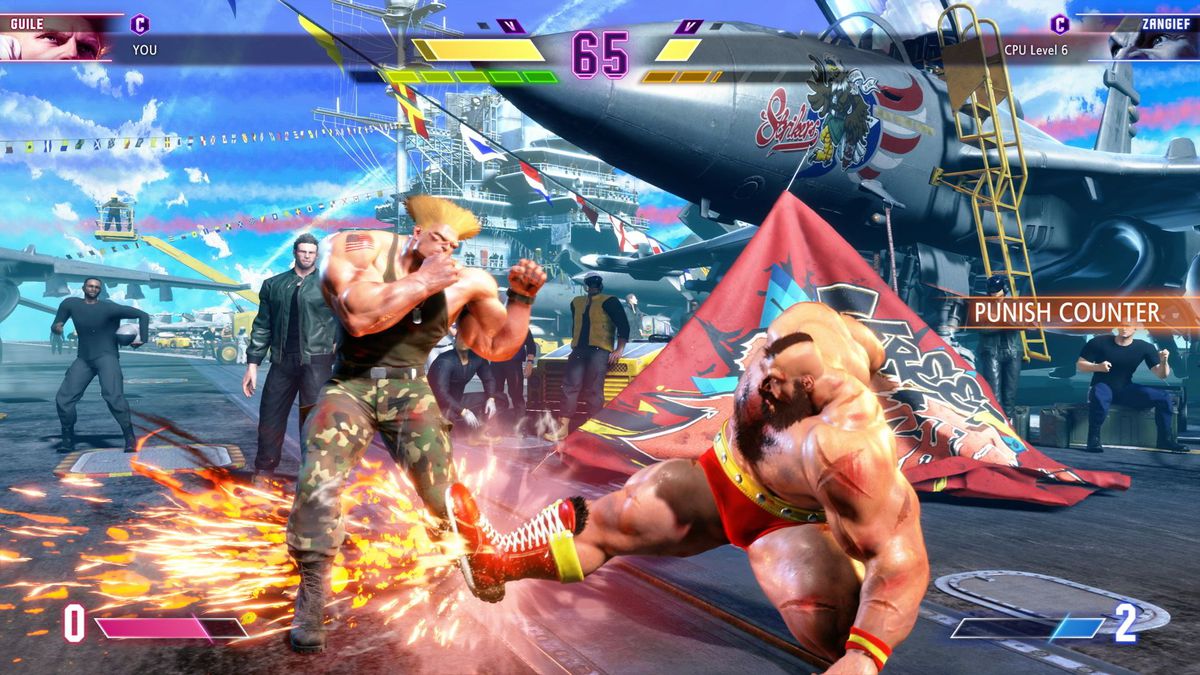 Zangief donne un coup de pied à Guile sur une scène d'un porte-avions dans une capture d'écran de Street Fighter 6