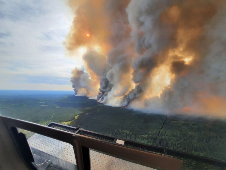 Le feu de forêt dans le nord-est de la Colombie-Britannique s’intensifie à mesure que les évacuations reviennent au nord de Fort St. John