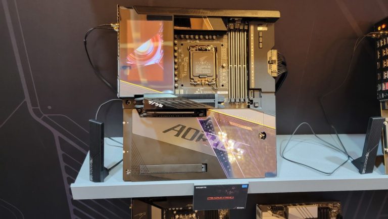 La carte mère Aorus Z790 Xtreme X est à la hauteur de son nom avec Wi-Fi 7, écran et 4x SSD