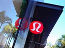 Une enseigne Lululemon Athletica Inc. dans un centre commercial de San Diego, en Californie.