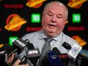 Bruce Boudreau répond aux questions lors d'une conférence de presse alors qu'il était entraîneur-chef des Canucks de Vancouver.