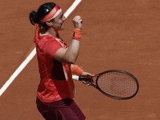 Ons Jabeur rebondit à Roland-Garros, Casper Ruud et Coco Gauff avancent