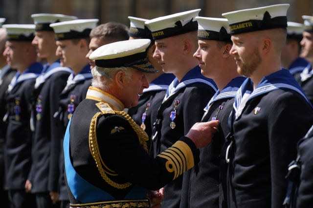 King présente les honneurs de l'Ordre royal de Victoria