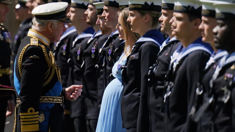 King remet des médailles à la Royal Navy pour son rôle clé aux funérailles de Queen