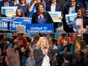 La chef du Parti conservateur uni, Danielle Smith, en tête, et la chef du NPD, Rachel Notley, organisent des rassemblements à l'approche des élections provinciales de lundi en Alberta.