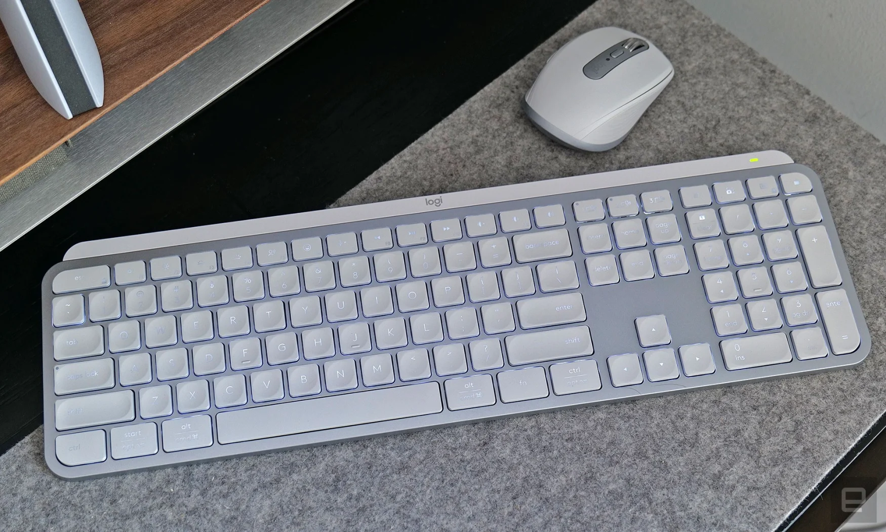 Le MX Keys S est une version légèrement rafraîchie de son clavier de bureau ultra fin qui propose désormais plus d'options de personnalisation pour son rétroéclairage et une rangée de fonctions mise à jour. 