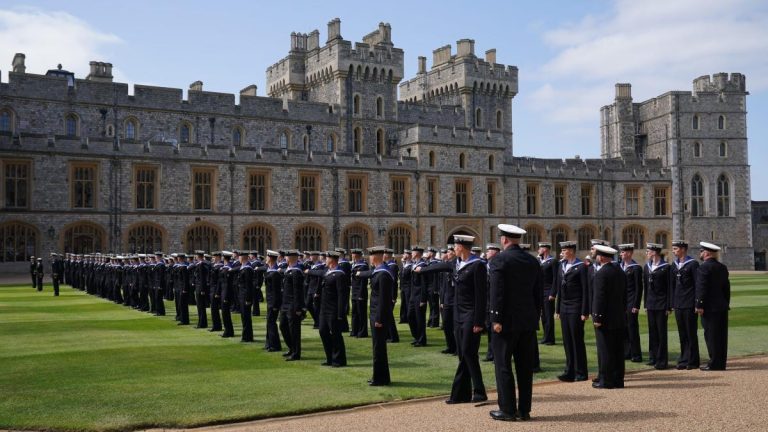 Les marins honorés par le roi pour leur rôle symbolique dans le cortège funèbre de la reine