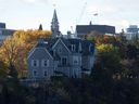 La résidence des premiers ministres canadiens, 24 Sussex, est vue sur les rives de la rivière des Outaouais à Ottawa le lundi 26 octobre 2015.  