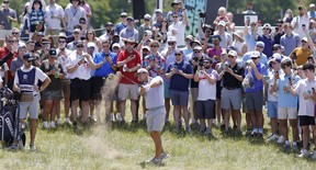 Bryson DeChambeau sort du rugueux au dix-huitième trou