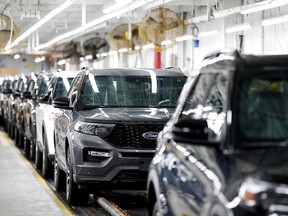 Ford Explorers sur une chaîne de montage dans l'Illinois.