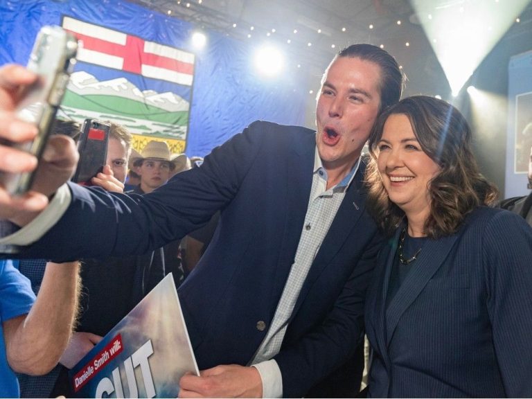 Élection 2023 en Alberta : Danielle Smith et les partisans de l’UCP célèbrent la victoire électorale