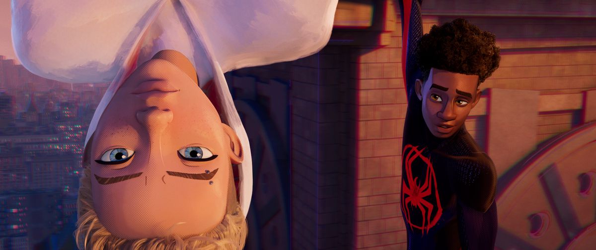 Gwen Stacy est suspendue à l'envers à un bâtiment au premier plan tandis que Miles Morales lui sourit de l'arrière-plan dans le film d'animation Spider-Man: Across the Spider-Verse