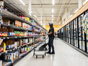 Une personne fait ses courses dans une épicerie à Moncton, N.-B.