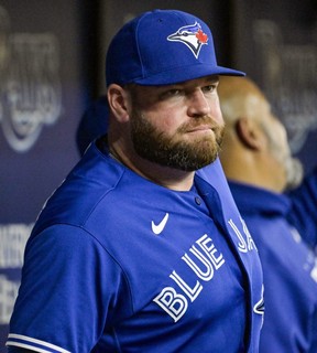 Le manager des Blue Jays, John Schneider, a également parlé aux journalistes des commentaires de Bass.  PHOTO DE FICHIER AP