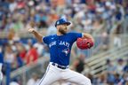 Anthony Bass des Blue Jays livre un lancer lors d'un match d'entraînement de printemps contre les Yankees de New York au TD Ballpark de Dunedin, en Floride, le samedi 18 mars 2023. 