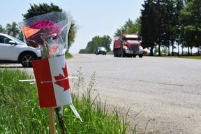 Fleurs sur les lieux de l'accident