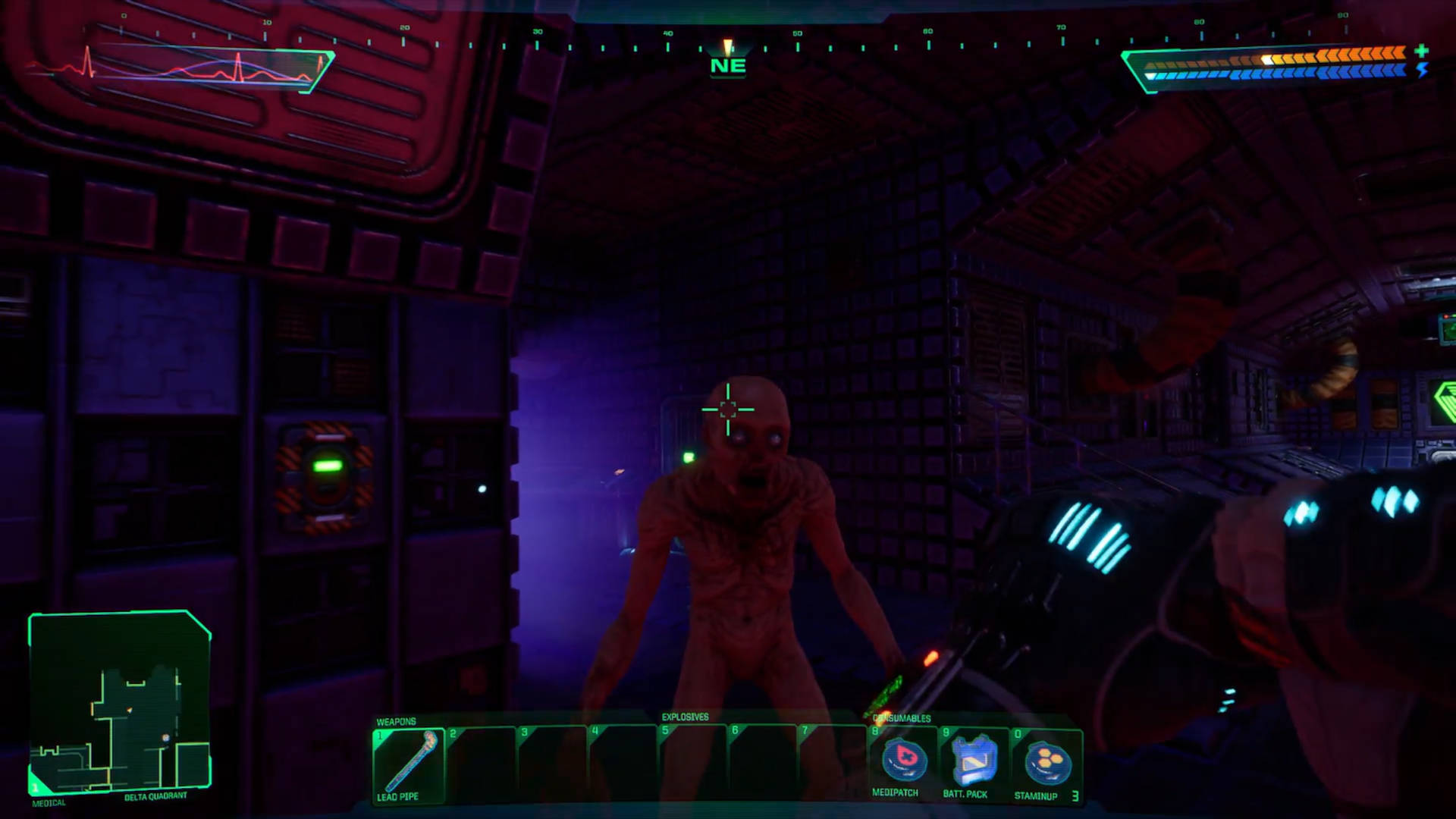 Examen de System Shock - une pièce très sombre où le pirate est sur le point de tirer sur un zombie mutant.  Cette image est intentionnellement laissée sombre.