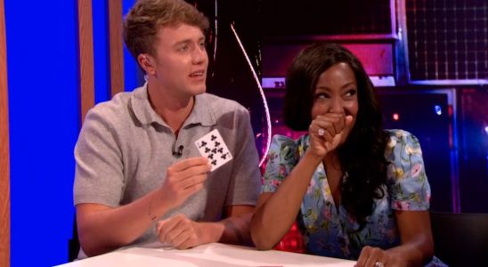 Angellica Bell de The One Show dans un moment de tour de magie raté maladroit