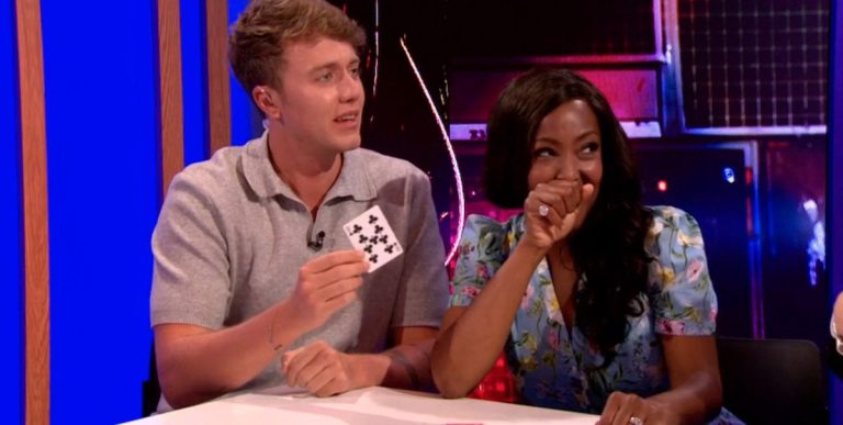 Angellica Bell de The One Show dans un moment de tour de magie raté maladroit
