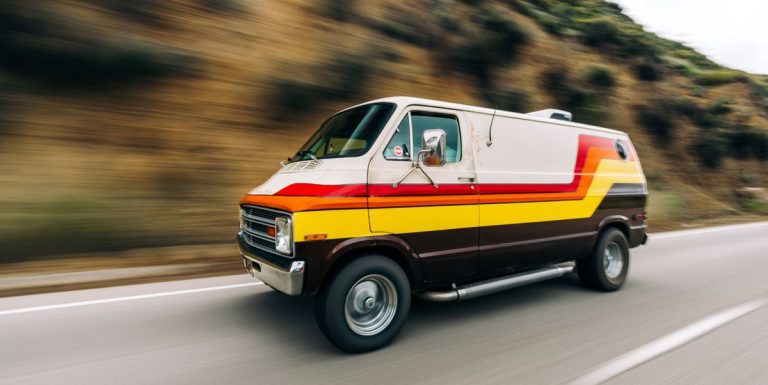 1977 Dodge B100 Tradesman Restomod fait vibrer nos rêves de festival de musique