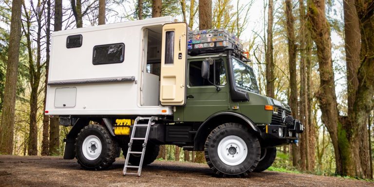 1987 Mercedes Unimog Camper est notre choix d’enchères pour apporter une remorque