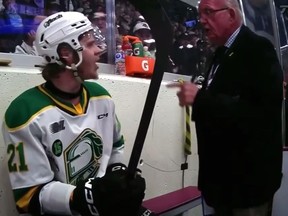 Un officiel hors glace de la Ligue de hockey de l'Ontario se dispute avec le joueur des Knights de London Ryan Humphrey dans la surface de réparation du Peterborough Memorial Centre lors du quatrième match de la finale de l'OHL le mercredi 17 mai 2023. (Capture d'écran/TSN)