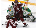 Jax Dubois, joueur de Peterborough Petes, tente de dévier la rondelle devant le gardien de but des Knights de Londres, Zach Bowen, alors qu'Oliver Bonk se déplace en défense lors du quatrième match de la finale de l'OHL au Peterborough Memorial Centre, le mercredi 17 mai 2023. Clifford Skarstedt/ Peterborough Examiner