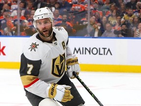 Alex Pietrangelo, numéro 7 des Golden Knights de Las Vegas, patine en troisième période contre les Oilers d'Edmonton dans le quatrième match de la deuxième ronde des séries éliminatoires de la Coupe Stanley 2023 le 10 mai 2023 à Rogers Place à Edmonton, Alberta, Canada.