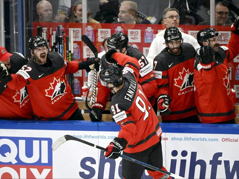 Adam Fantilli, 18 ans, marque alors que le Canada se qualifie pour la finale des championnats du monde de hockey